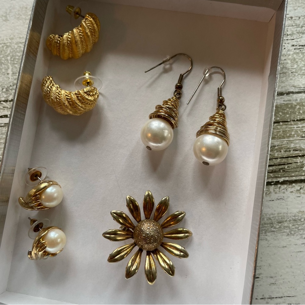 Vintage Elegant Gold and Pearl Jewelry Set